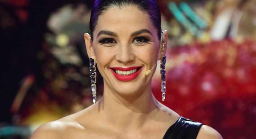 Ördög Nóra jégkirálynőként tündököl a karácsonyfa alatt