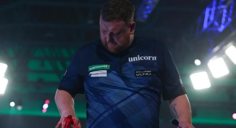 Bocsánatot kért a darts-vb-n kikapó Cameron Menzies, aki véresre ütötte saját kezét a vereség után