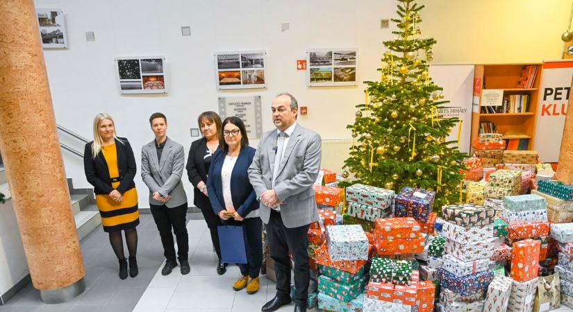 Cipősdoboz akció Szekszárdon – több száz ajándékcsomag kerül a rászorulók karácsonyfája alá (fotókkal)