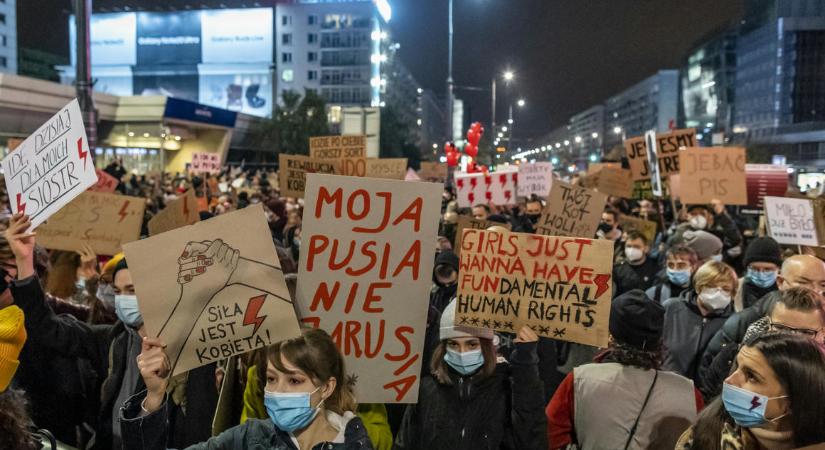 A lengyel ombudsman szerint az abortusztörvény kínzásra ítéli a nőket