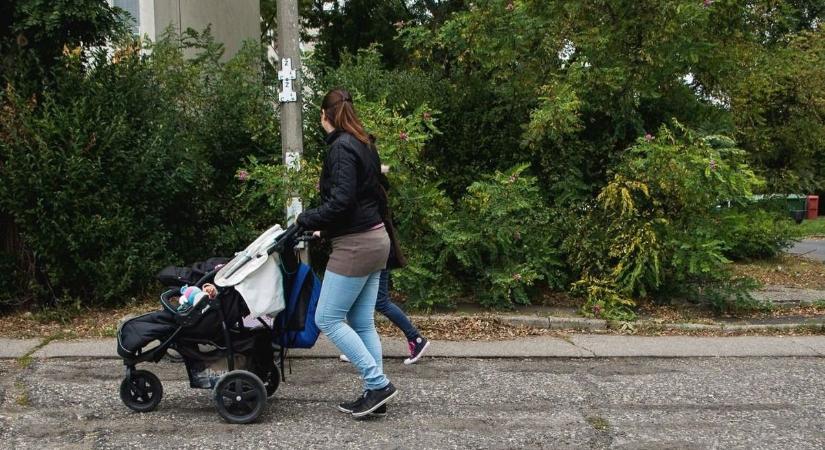 Megnézte, hogy gyerek van-e benne? Lába kélt az egri büfénél hagyott babakocsinak