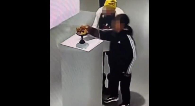 Videó: egy gyerek véletlenül lesodort egy 100 millió forintot érő koronát egy pekingi múzeumban