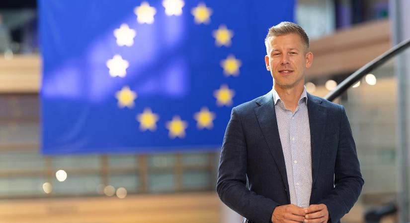 Magyar Péter adományokat vitt egy gyermekotthonba, de megint nem engedték be