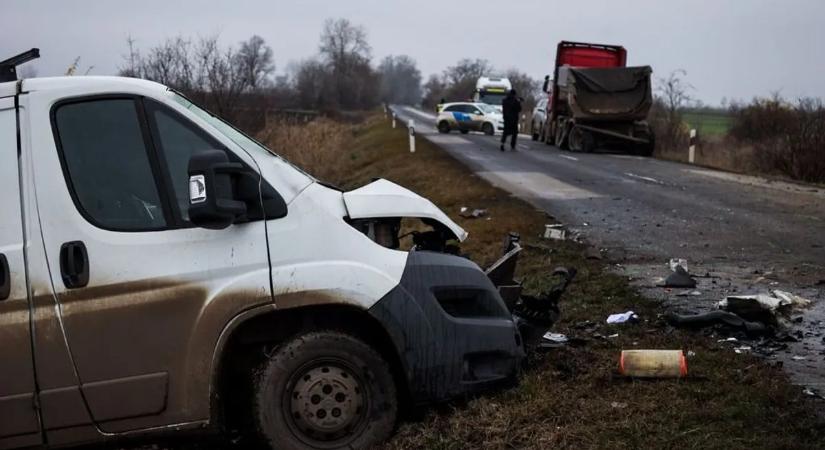 Tragédia a 34-es főúton: a kisbusz teljesen összeroncsolódott, egy férfi életét már nem lehetett megmenteni