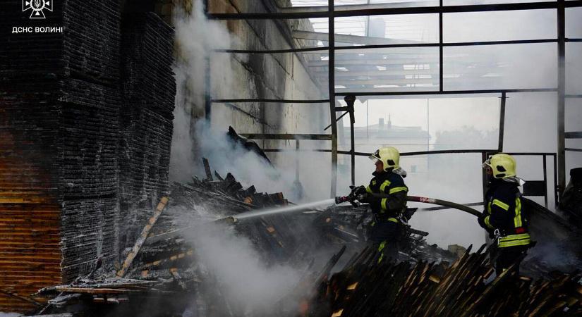 Orosz dróncsapás ért egy többszintes lakóházat Zaporizzsjában, többen megsérültek