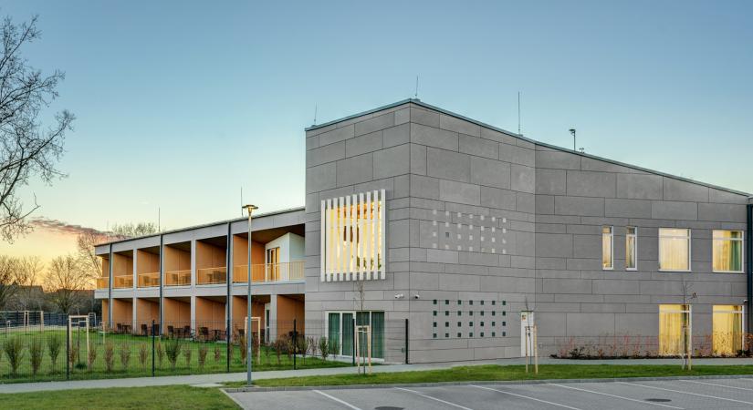 Modern idősotthon a fák között