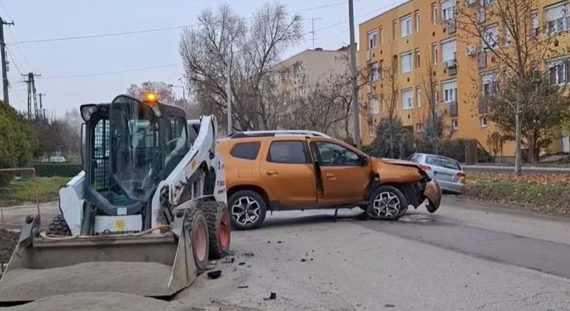 Eltérnek a beszámolók a keddi jászberényi balesetről: két autó és egy munkagép is érintett