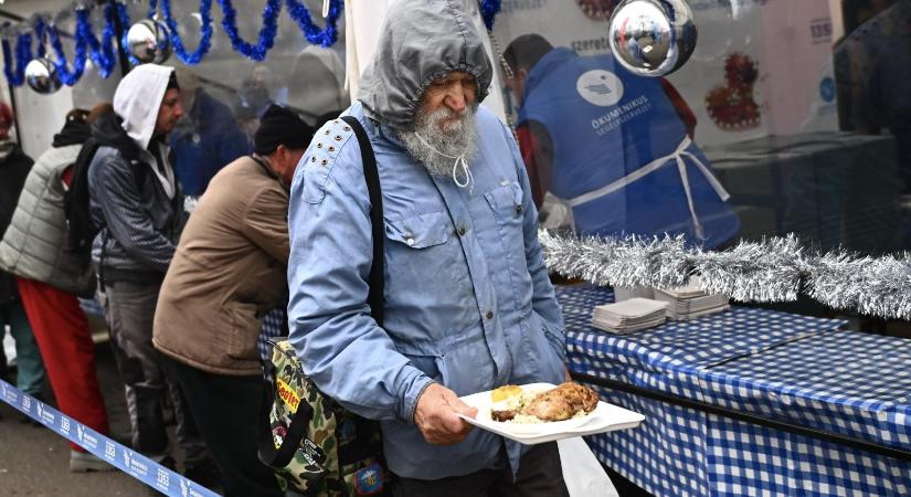 Ételosztás Csepelen - Az Ökumenikus Segélyszervezet karácsonyi segélyakciója