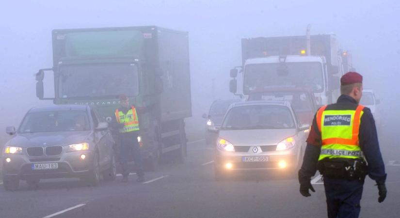 Életveszély a pécsi belvárosban, a ködlámpák használata problémás