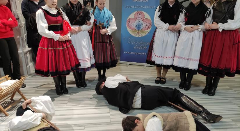 Az adventi gyertyát is meggyújtották a Péczely ünnepváróján és kiállításnyitóján