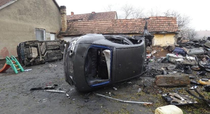 Lebukott az undorító hevesi zugbontó, ehhez a házhoz mentek meghalni a kocsik – fotók