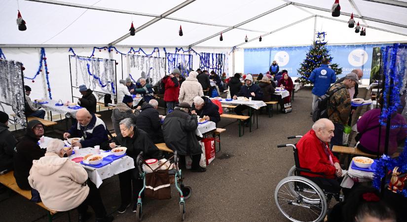 Napi ezer adag meleg étellel várják a víztorony tövében a rászorulókat hét napon át