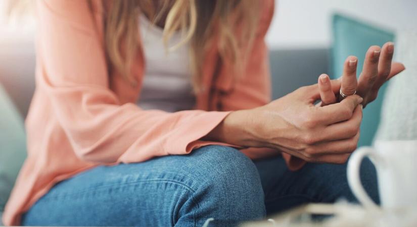 Egy nő nem hajlandó visszaadni a férjétől a válás közepette kapott gyűrűjét