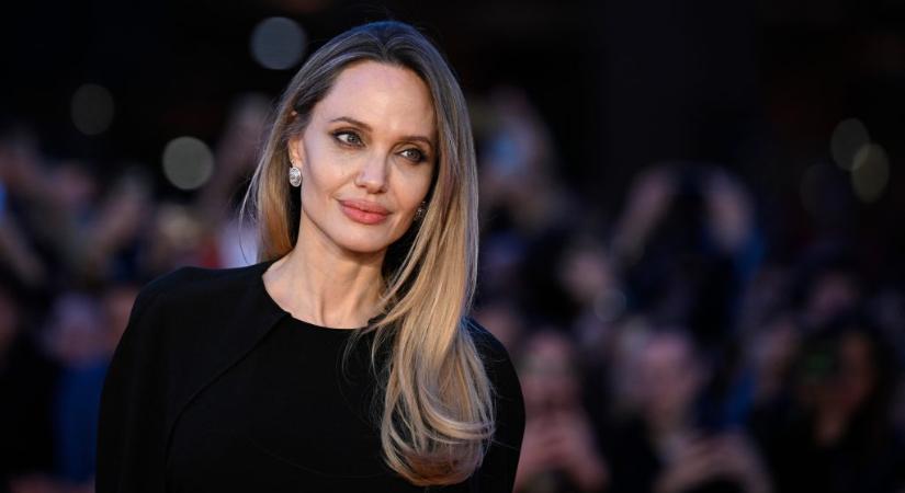 Angelina Jolie címlapon mutatta meg a dupla masztektómiája után maradt heget