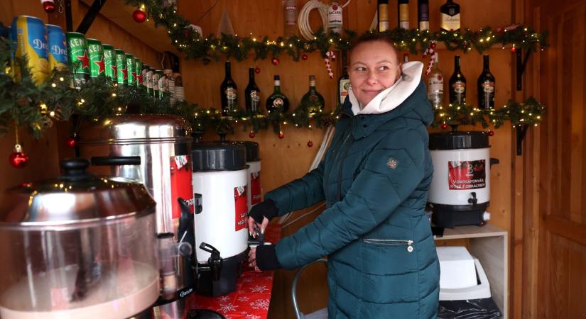 Amikor a fahéj és az alkohol együttesétől gyorsan változik az ítélőképességünk: forralt bort teszteltünk az adventi vásárban