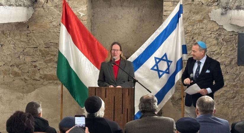 Történelmi pillanat Sárbogárdon: izraeli nagyköveti látogatás és hanuka ünnepi gyertyagyújtás