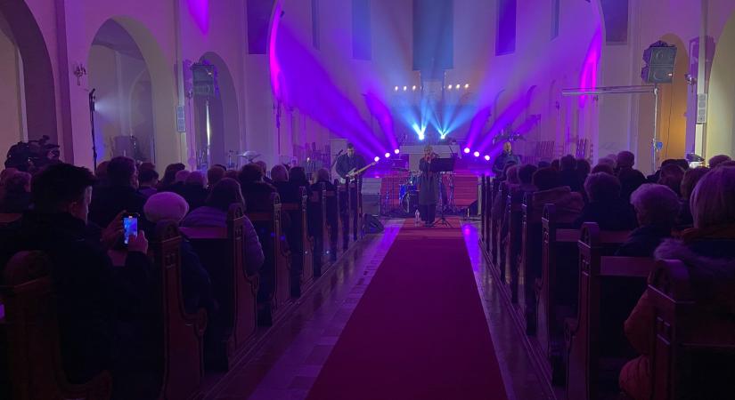 Bemelegítette a templomteret Janovics Gréta csodás hangja a Rotary jótékonysági koncertjén