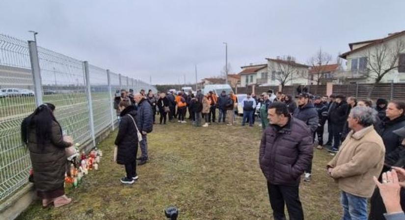 Furcsa haláleset a veszprémi börtönben: megemlékezést tartottak az elhunyt rab hozzátartozói