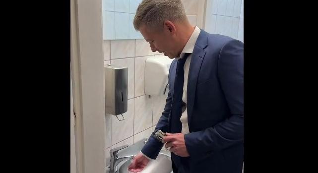 Magyar Péter a Péterfy Sándor Utcai Kórházban keresett kézfertőtlenítőt