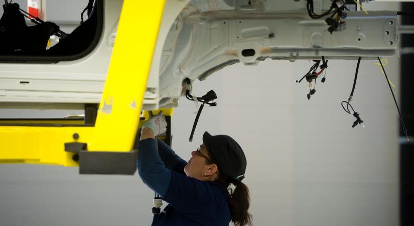 Áprilisig egy műszakra áll át a kecskeméti Mercedes-gyár