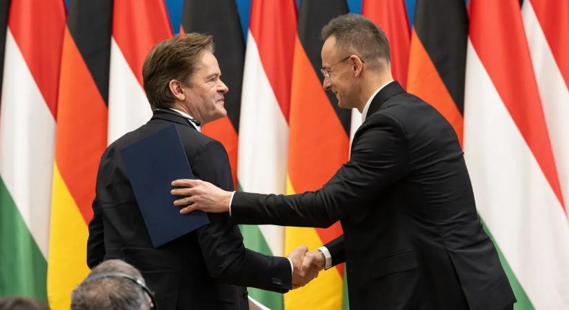 Kitüntették Markus Schäfert, a Mercedes-Benz AG igazgatótanácsának tagját