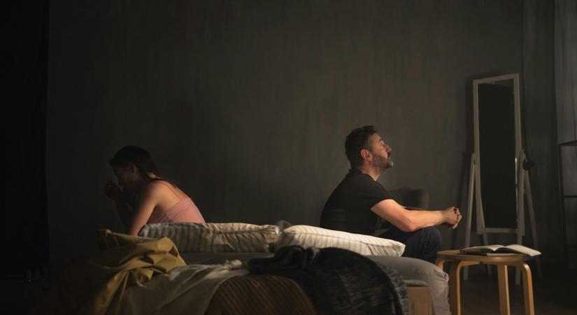 Az „üres asztal” teória: Miért csal meg a párod?