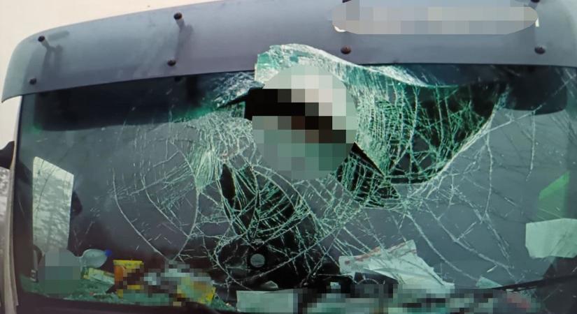 Fejjel a szélvédőnek csapódott a kamionos