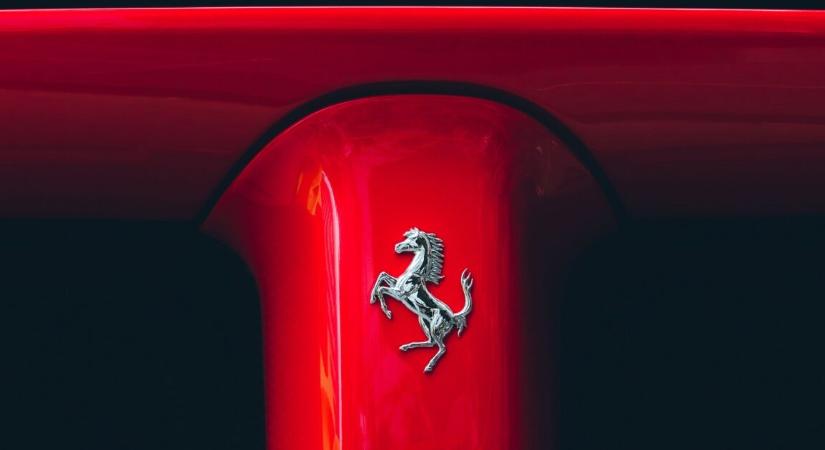 Videón, ahogyan rommá törnek egy lopott Ferrarit a nyílt utcán