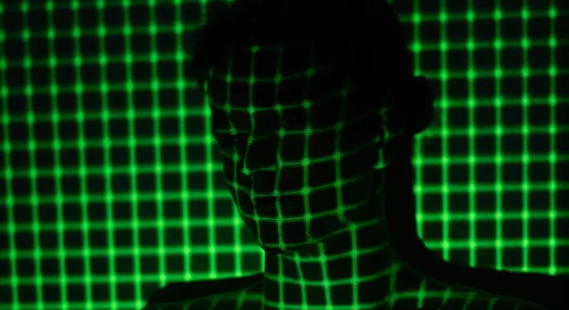 „Egy gyors villanásra lettem figyelmes” – Mátrixvilágot mutat egy soproni fotó