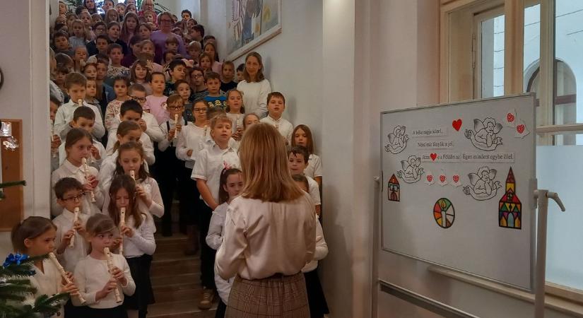 Adventi összefogás: Karácsonyfák, amelyek reményt visznek a kórház falai közé