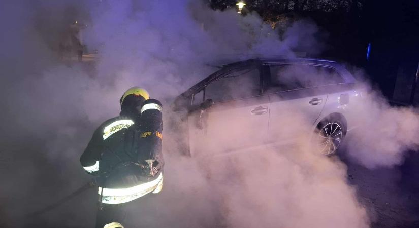 Kigyulladt egy autó motortere egy pápai társasház udvarán