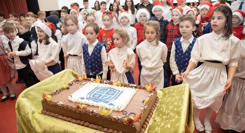 Ének, zene, tánc és torta – Kettős jubileumot ünnepelt a Szombathelyi Reguly Antal Nyelvoktató Nemzetiségi Általános Iskola