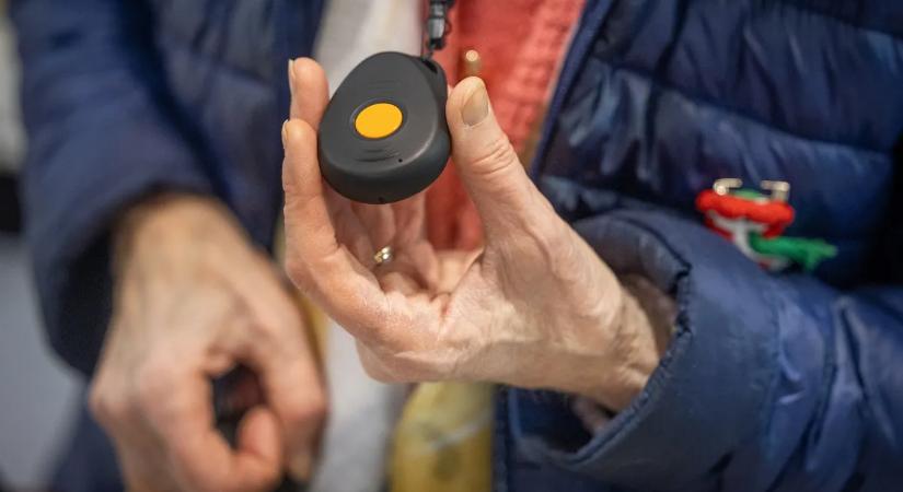 Gondoskodás gombnyomásra: életeket ment, egyre nagyobb siker a Gondosóra program