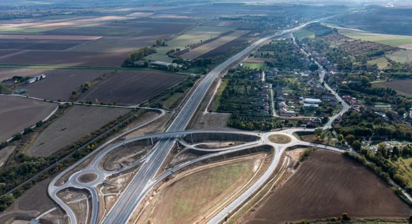 Mégsem nyitják meg az M30-as autópályát, pedig Lázár minisztériuma néhány órája már bejelentette, hogy szerdától használhatják az autósok