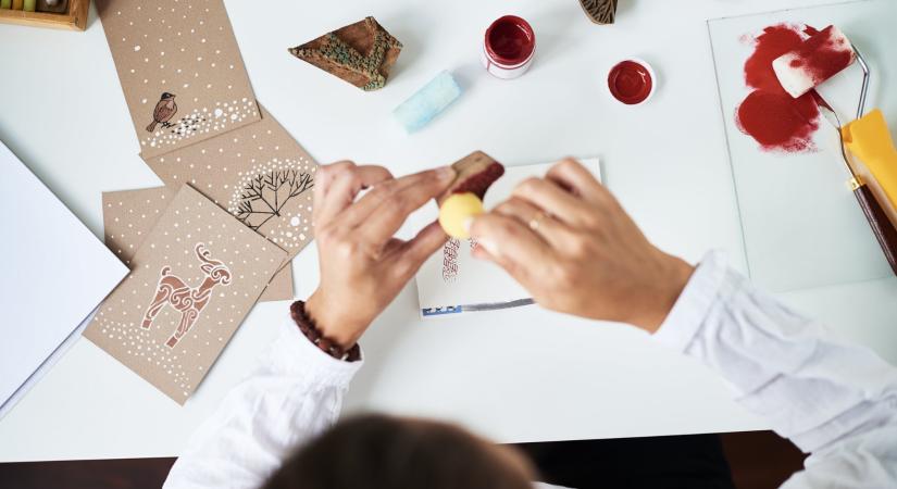 Gyönyörű DIY karácsonyi lapok és ajándékkísérők