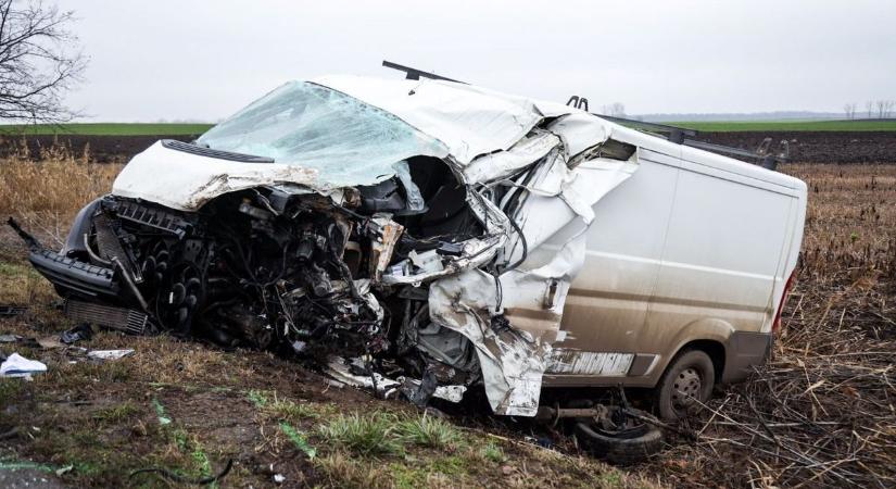 A mai nap sem telt el halálos baleset nélkül – beterítették a roncsok a főutat, egy férfi a helyszínen életét vesztette (fotó, videó)