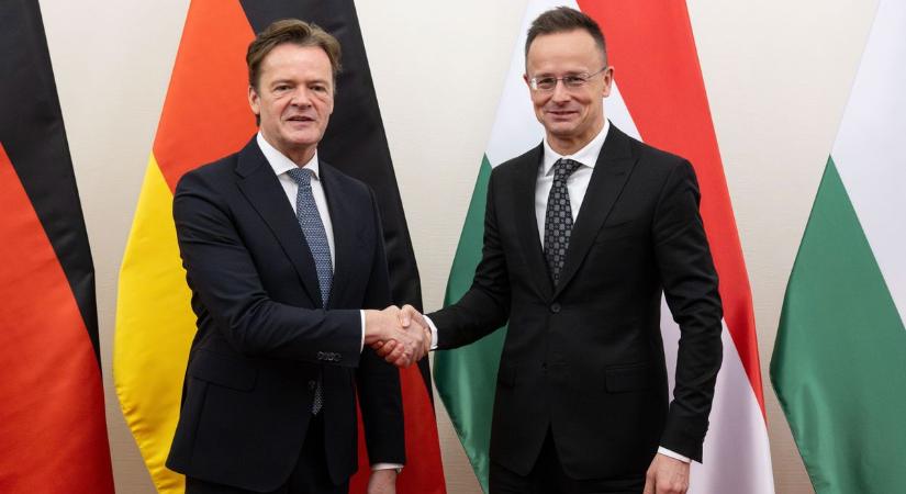 Szijjártó Péter: kitüntették Markus Schafert, a Mercedes-Benz AG igazgatótanácsának tagját (videó)