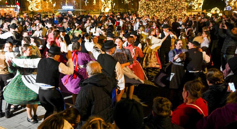 Népi ritmusok, szédítő tempó a szatmárnémeti karácsonyi vásárban