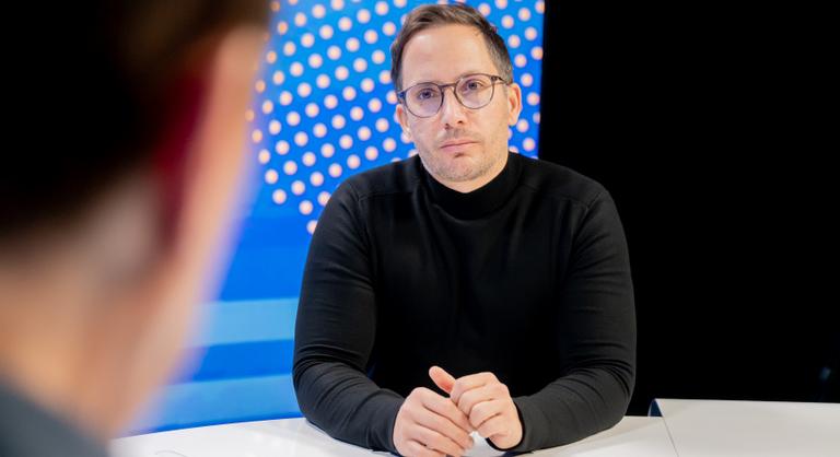 Bemutatjuk az egykori bántalmazottat, aki nekiment a kormánynak, és akit Magyar Péter álszentnek nevezett