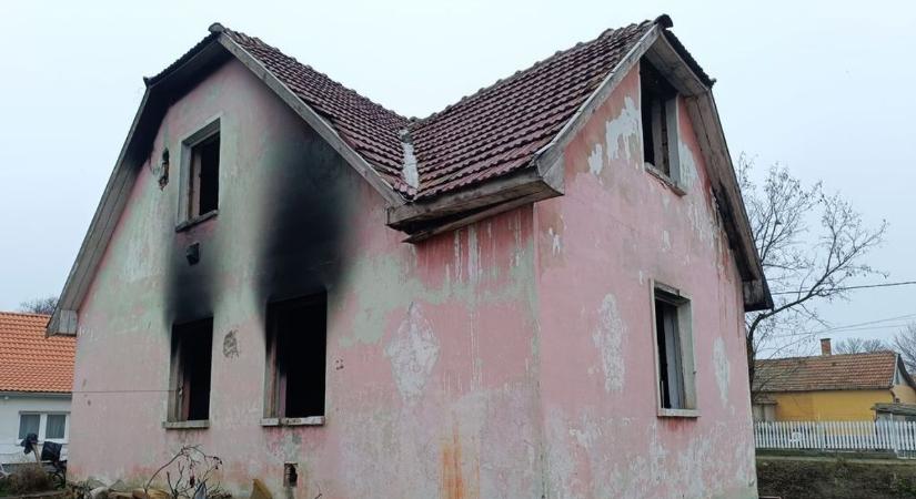 Kigyulladt Illegális hulladék miatt lakhatatlanná vált egy családi ház, tolvajt keres a rendőrség