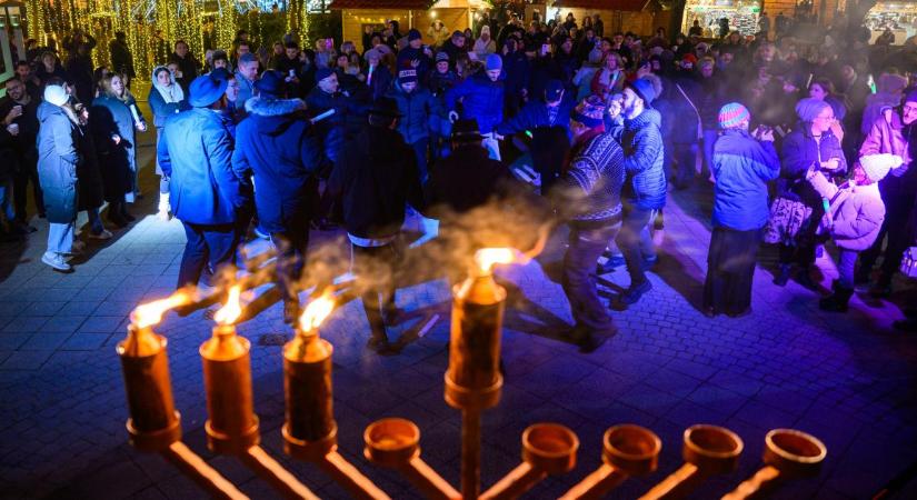 Szinte egyszerre lobbant fel a hanukai és a betlehemi láng Debrecenben – fotókkal, videóval