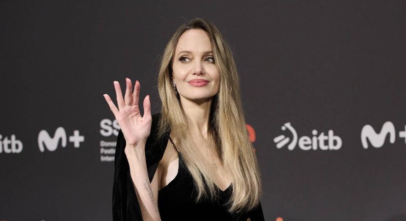 Angelina Jolie először mutatta meg dupla masztektómiája után maradt hegeit