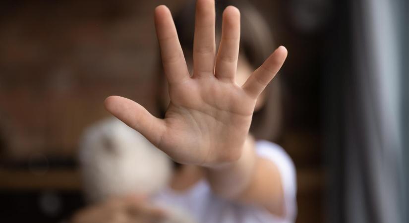 Felfüggesztett börtönt kapott a sérült gyermekeket bántalmazó dunavecsei iskolaigazgató