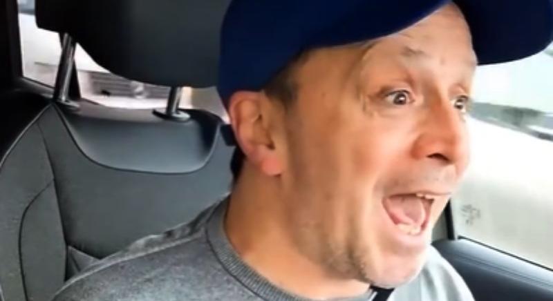 „Kezdd el énekelni a Mennyből az angyalt, mert 10 százalékkal olcsóbb az orrszörnyíró!”