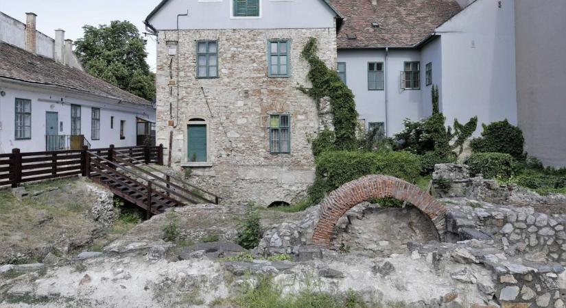 Így festene a Koronázó Bazilika és a Török Fürdő, ha ma is állna (videó)