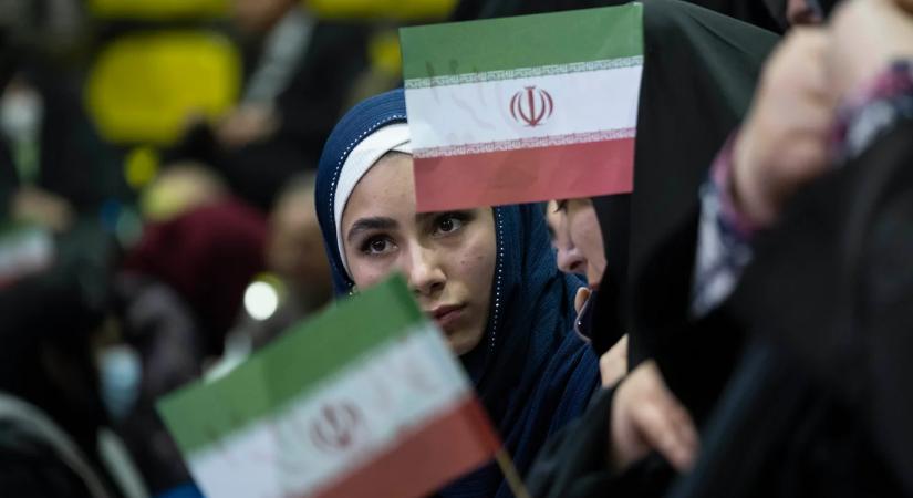 Iránban kegyelmet kapott az nő, akit gyermekként adtak férjhez és gyilkosságért végeztek volna ki: az utolsó pillanatban gyűjtötték össze a „váltságdíjat”