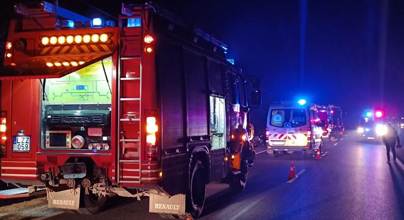 Tragédia az 54-es főúton: fának ütközött és felborult egy személyautó – fotók, videó