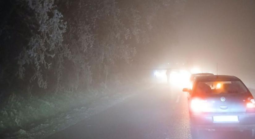 Nagyon óvatosan a 82-esen, sűrű köd, csúszós utak és torlódások nehezítik a közlekedést!