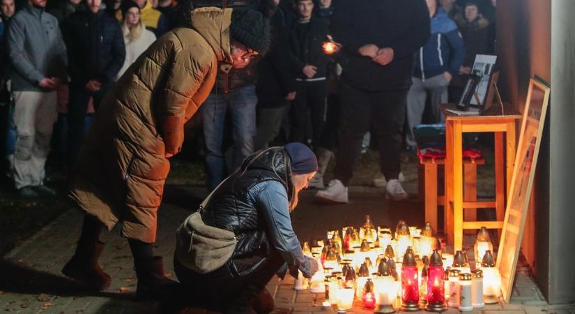 A vasárnap este autóbalesetben elhunyt 21 éves nádasdi futballistáért gyújtottak gyertyát - fotók