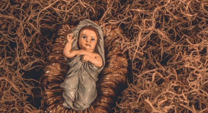 Ökölbe szoruló kezek a szeretet ünnepén